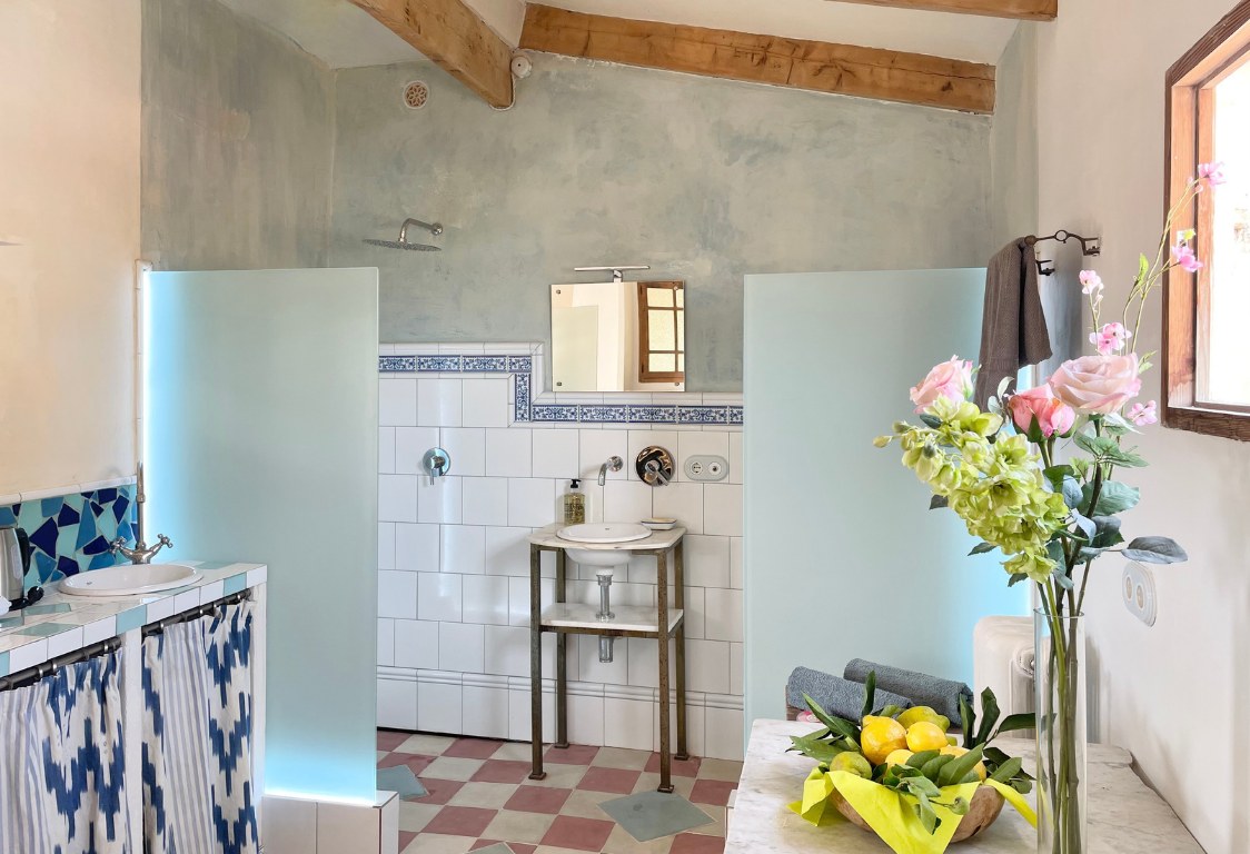 Bathroom area with rain shower in the Hideaway