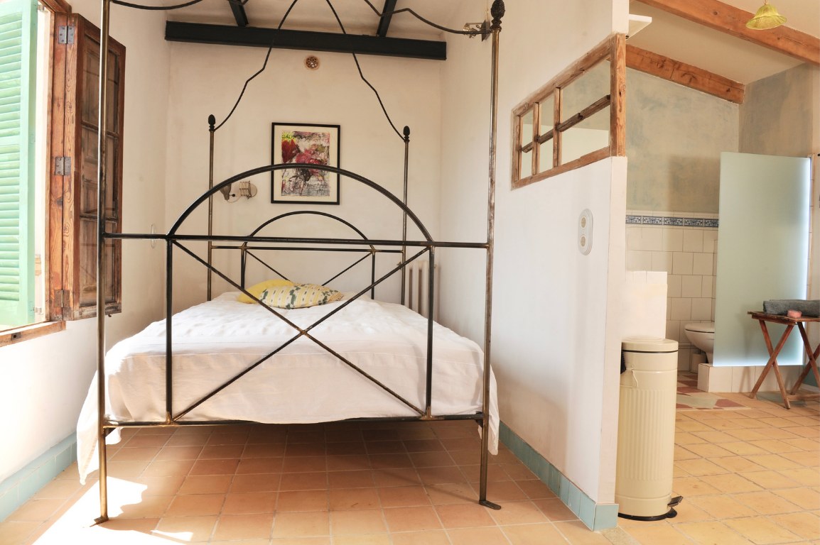 Sleeping area with canopy bed in the Hideaway