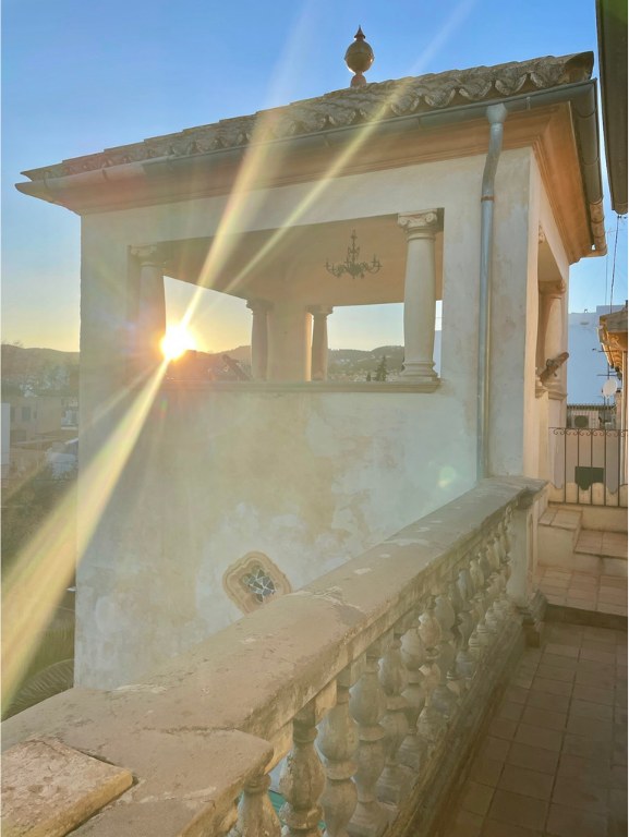 The tower of Casa Maribel in the evening light